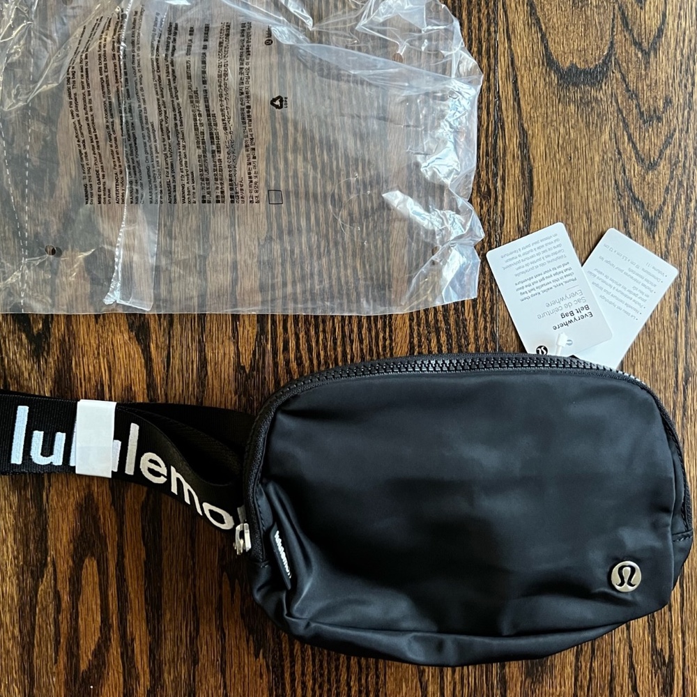 Lululemon Everywhere Belt Bag with Logo Strap